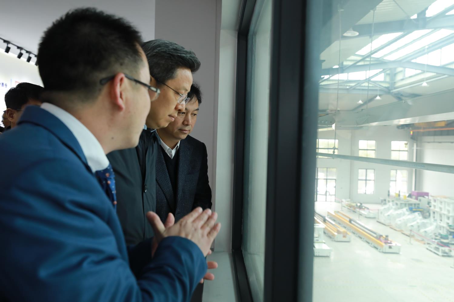 蘇州高新區(qū)黨工委書(shū)記、區(qū)長(zhǎng)吳新明書(shū)記、王牟、黃鋒主任一行調(diào)研通錦